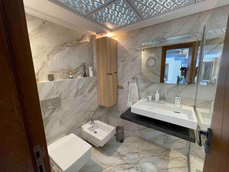 Royale Duplexe Pleine Centre Tanger Apartamento Exterior foto