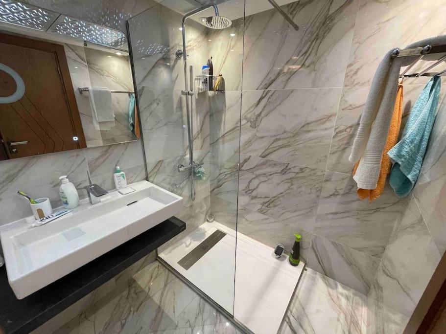 Royale Duplexe Pleine Centre Tanger Apartamento Exterior foto