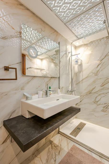 Royale Duplexe Pleine Centre Tanger Apartamento Exterior foto