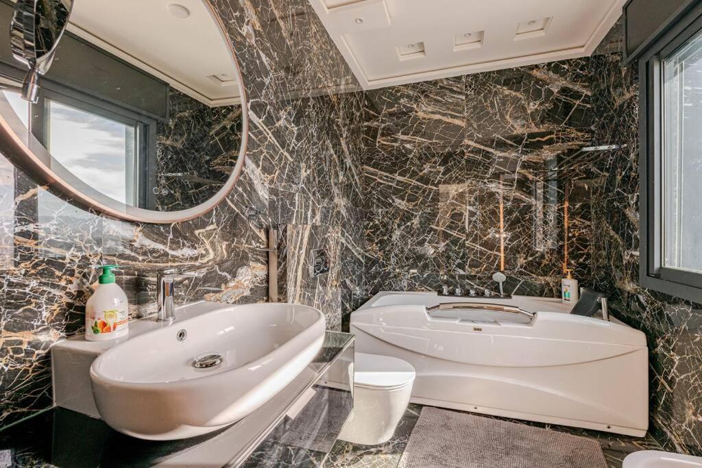 Royale Duplexe Pleine Centre Tanger Apartamento Exterior foto