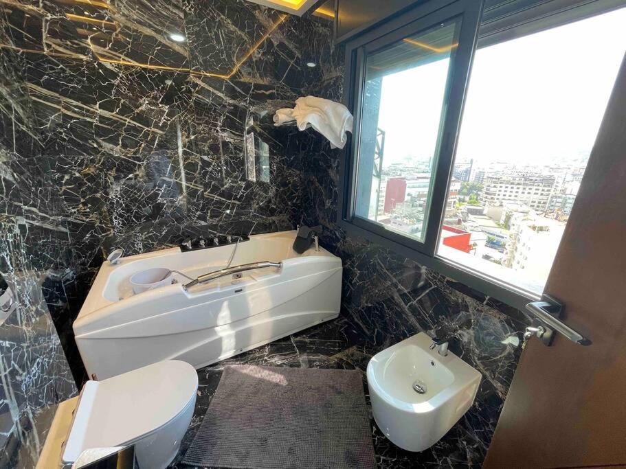 Royale Duplexe Pleine Centre Tanger Apartamento Exterior foto
